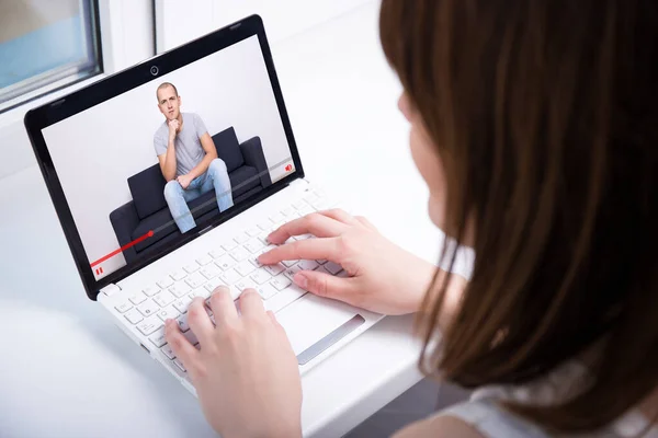 Video Blogg Koncept Baksida Syn Ung Kvinna Tittar Video Bärbar — Stockfoto