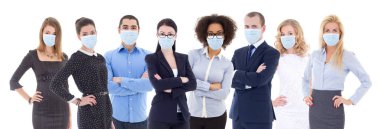 Salgın, sağlık hizmetleri, iş ve ofis işi kavramı - beyaz arka planda izole edilmiş koruyucu maskelerle geniş bir grup iş adamı portreleri