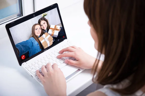 Bir Video Görüşmesi Sırasında Arkadaşlarıyla Sohbet Eden Bir Kızın Arka — Stok fotoğraf