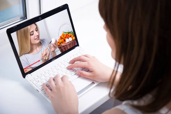 Video Blogg Koncept Baksida Syn Kvinna Tittar Laptop Video Hur — Stockfoto