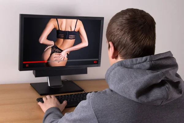 Man Tittar Erotisk Video Med Ung Vacker Sexig Kvinna Underkläder — Stockfoto