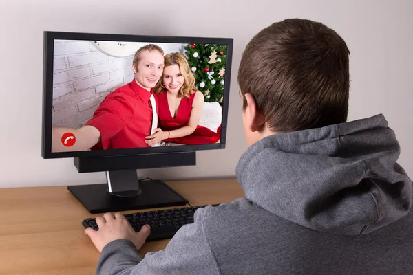 Vánoční Koncept Muž Videochatování Svými Přáteli Doma — Stock fotografie