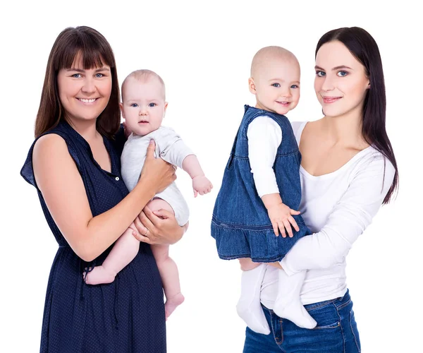 Zwei Glückliche Junge Mütter Mit Kleinen Kindern Isoliert Auf Weißem — Stockfoto