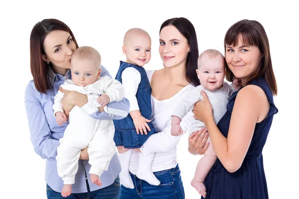 Mães Jovens Felizes Com Crianças Pequenas Isoladas Fundo Branco — Fotografia de Stock