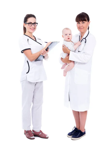 2人の女性医師小児科医の完全な長さの肖像画白い背景に隔離された小さな赤ちゃん患者 — ストック写真