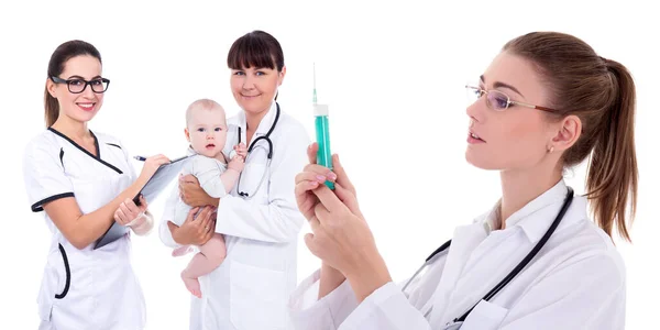 ヘルスケア チームワーク 予防接種の概念 白の背景に隔離された小さな赤ちゃん患者を持つ3人の女性医師小児科医の肖像画 — ストック写真