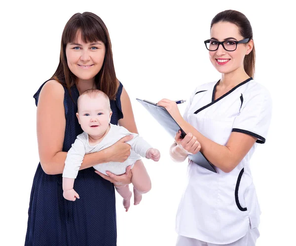 白い背景に孤立した小さな赤ん坊と女性の小児科医や看護師を持つ若い母親の肖像画 — ストック写真