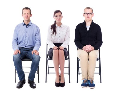 Röportaj konsepti - ofis sandalyelerinde oturan gençler beyaz arka planda izole edilmiş