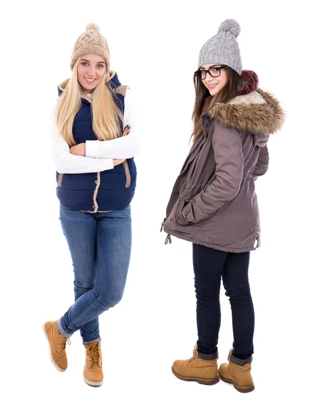 两个穿着冬衣 背景为白色的年轻女子的全长肖像 — 图库照片