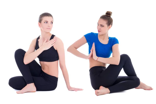 Dos Jóvenes Hermosas Mujeres Postura Yoga Aisladas Sobre Fondo Blanco —  Fotos de Stock