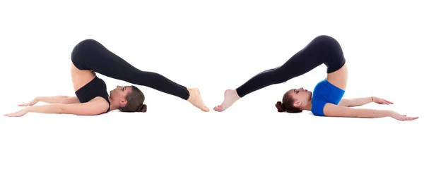 Due Belle Donne Sportive Che Fanno Esercizio Stretching Isolato Sfondo — Foto Stock