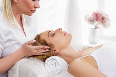 güzellik, masaj ve spa konsepti - güzellik salonunda uzanan genç güzel kadın