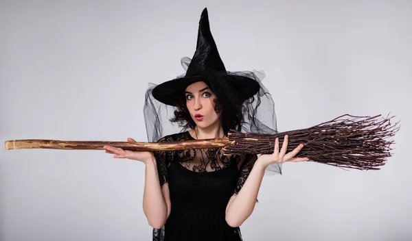 Retrato Surpreendido Jovem Bela Mulher Preto Bruxa Halloween Traje Com — Fotografia de Stock