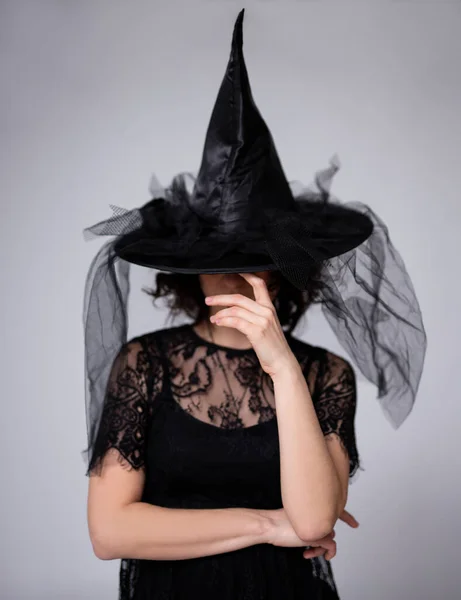 Portret Van Vrouw Zwarte Heks Halloween Kostuum Bedekking Gezicht Met — Stockfoto