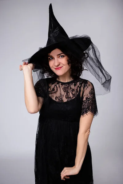 Siyah Cadı Cadılar Bayramı Kostümü Içindeki Gülümseyen Kadın Portresi Beyaz — Stok fotoğraf