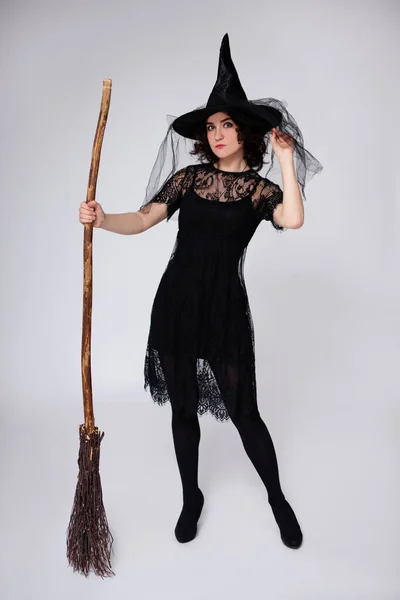 Retrato Comprimento Total Mulher Bonita Traje Bruxa Negra Halloween Com — Fotografia de Stock