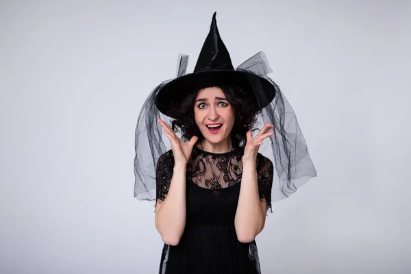 Conceito Halloween Retrato Bela Mulher Gritando Traje Bruxa Negra Halloween — Fotografia de Stock