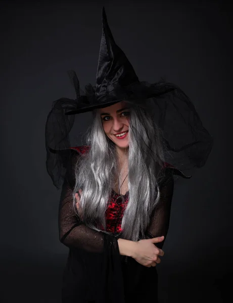 Glimlachende Vrouw Zwart Heks Halloween Kostuum Hoed Poseren Zwarte Achtergrond — Stockfoto