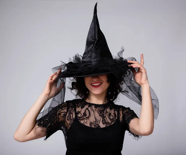 Portret Van Lachende Vrouw Zwarte Heks Halloween Kostuum Bedekking Gezicht — Stockfoto