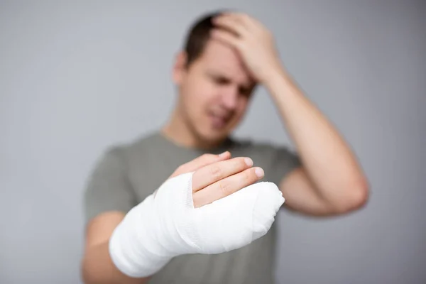 Conceito Lesão Primeiros Socorros Homem Infeliz Com Mão Quebrada Bandagem — Fotografia de Stock
