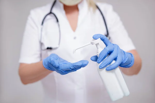 ヘルスケア コロナウイルスパンデミックの概念 医師または看護師は 消毒剤または抗菌液を使用して白い制服で — ストック写真