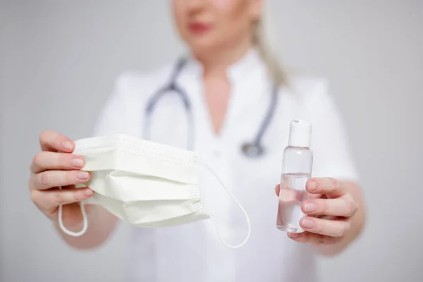 Gesundheitsfürsorge Sicherheit Und Coronavirus Pandemiekonzept Arzt Oder Krankenschwester Mit Flasche — Stockfoto