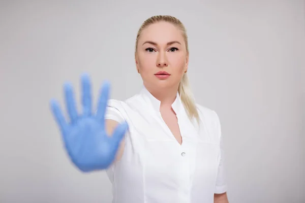 Concept Pandémie Soins Santé Virus Couronne Séduisante Femme Médecin Uniforme — Photo