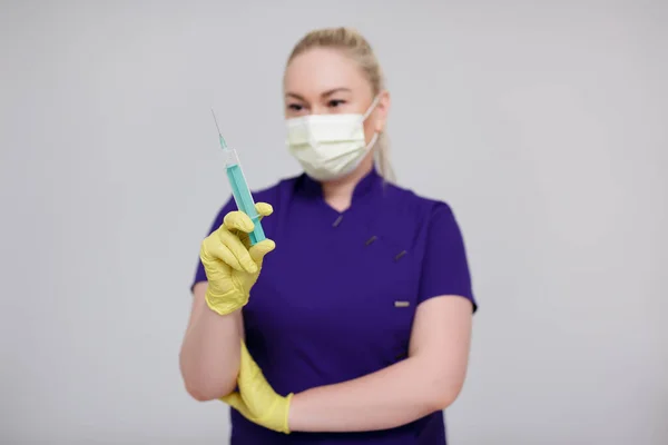 Beauty Injectie Concept Vrouwelijke Verpleegkundige Cosmetoloog Schoonheidsspecialiste Die Spuit Grijze — Stockfoto