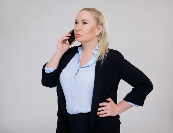 Retrato Bela Mulher Negócios Size Falando Por Telefone Sobre Fundo — Fotografia de Stock