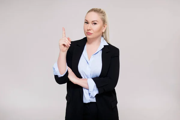 Aandacht Alstublieft Portret Van Mooie Size Blonde Vrouw Zwart Business — Stockfoto