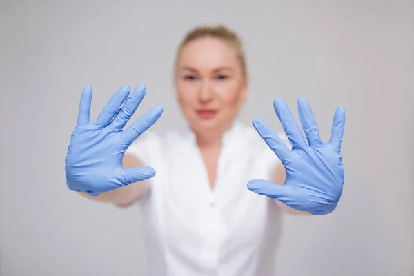 Concept Pandémie Soins Santé Virus Couronne Portrait Médecin Uniforme Blanc — Photo