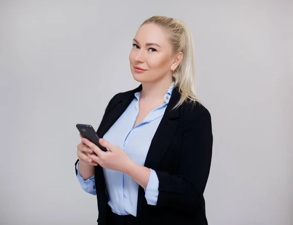 Retrato Bela Mulher Negócios Size Usando Telefone Inteligente Sobre Fundo — Fotografia de Stock