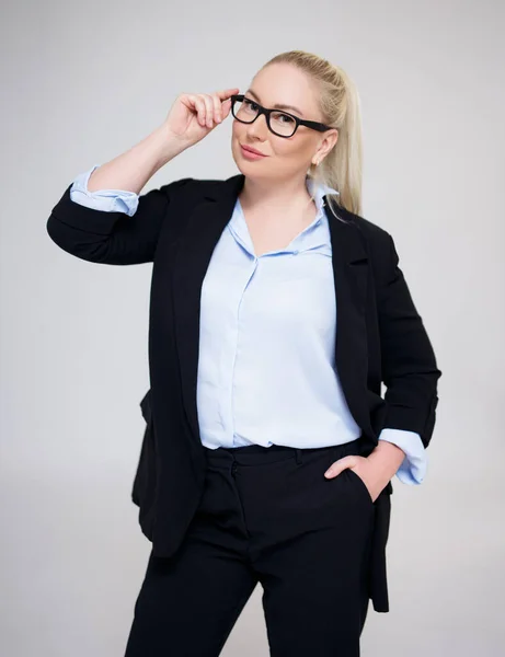 Retrato Mulher Negócios Loira Bonita Size Professor Posando Sobre Fundo — Fotografia de Stock