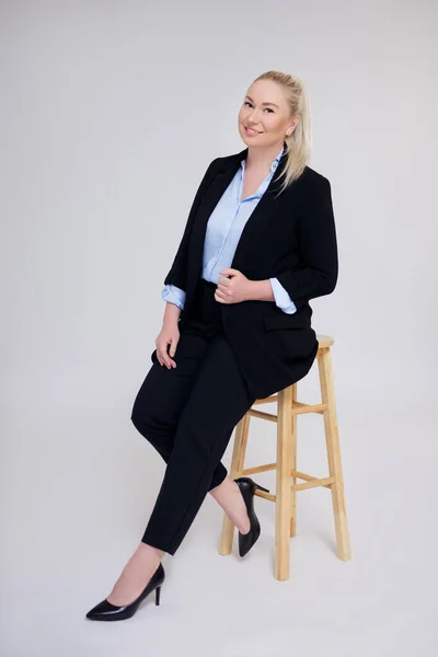Voller Länge Porträt Der Schönen Size Frau Schwarzen Business Anzug — Stockfoto