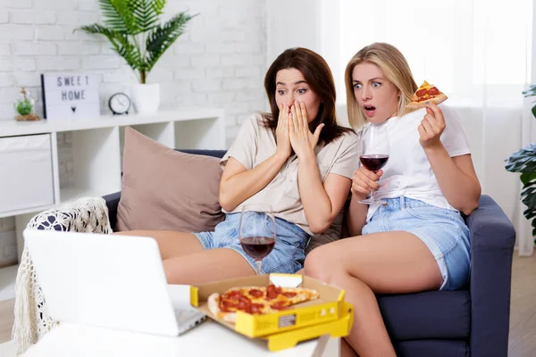 Freundschafts Und Heimparty Konzept Zwei Junge Schöne Freundinnen Die Pizza — Stockfoto
