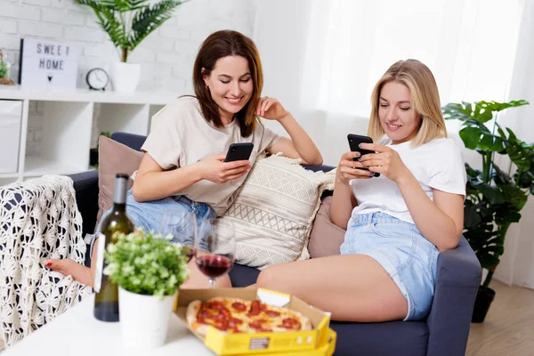 Amistad Fiesta Casa Concepto Adicción Internet Dos Amigas Jóvenes Comiendo — Foto de Stock