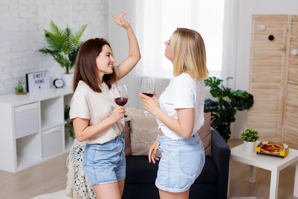 Σπίτι Κόμμα Δύο Όμορφα Κορίτσια Που Διασκεδάζουν Μαζί Πίνοντας Κρασί — Φωτογραφία Αρχείου