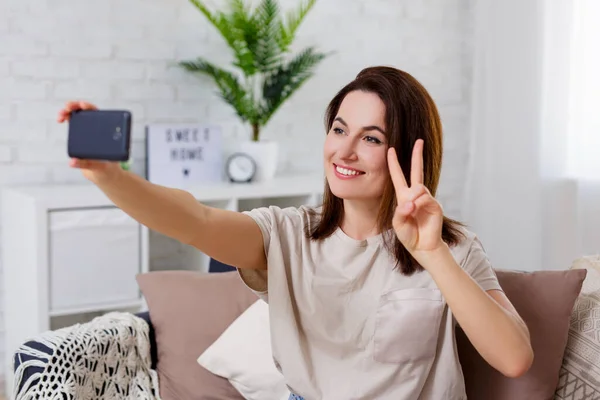 Portrét Mladé Ženy Ukazující Znamení Vítězství Focení Selfie Chytrým Telefonem — Stock fotografie