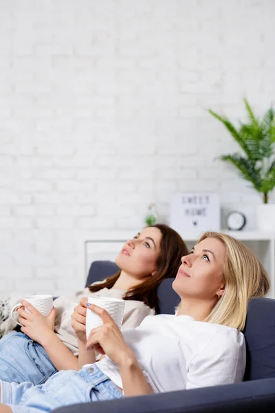 Amistad Femenina Retrato Mujeres Jóvenes Hermosas Bebiendo Café Soñando Con — Foto de Stock