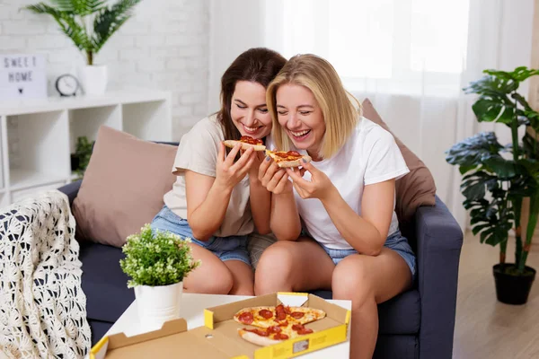 Porträtt Två Unga Vackra Kvinnor Som Äter Pizza Och Skrattar — Stockfoto