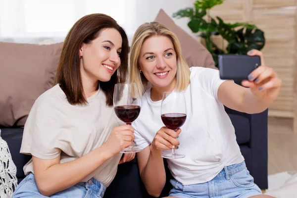 Concepto Amistad Fiesta Dos Jóvenes Hermosas Amigas Bebiendo Vino Tomando — Foto de Stock