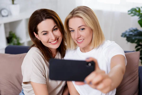 Vänskap Och Sociala Medier Koncept Två Unga Vackra Kvinnliga Vänner — Stockfoto