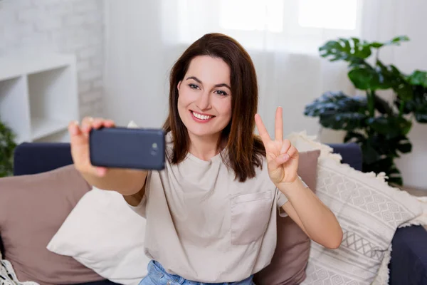 Ung Kvinna Visar Seger Tecken Och Selfie Foto Med Smart — Stockfoto