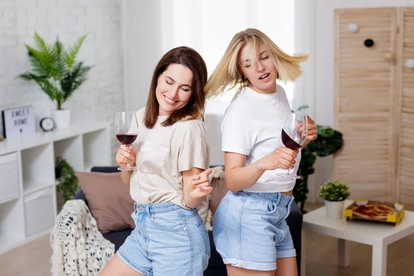 Fiesta Casa Dos Jóvenes Hermosas Amigas Divirtiéndose Juntas Bebiendo Vino — Foto de Stock