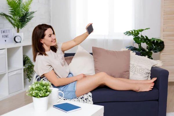 Junge Frau Macht Selfie Foto Mit Smartphone Heimischen Wohnzimmer — Stockfoto