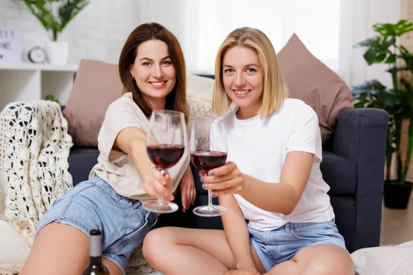 Retrato Dos Jóvenes Hermosas Amigas Bebiendo Vino Acogedora Sala Estar — Foto de Stock