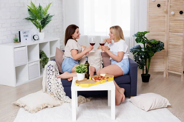 Concepto Fiesta Amistad Hogar Dos Mujeres Hermosas Jóvenes Celebrando Algo — Foto de Stock