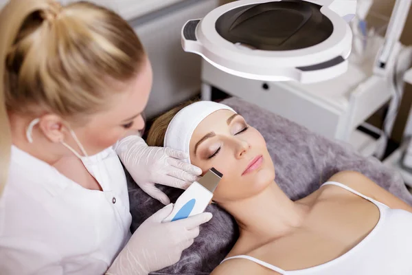 Cosmetology Beauty Concept Female Cosmetologist Doing Ultrasound Facial Peeling Procedure — Stock Photo, Image