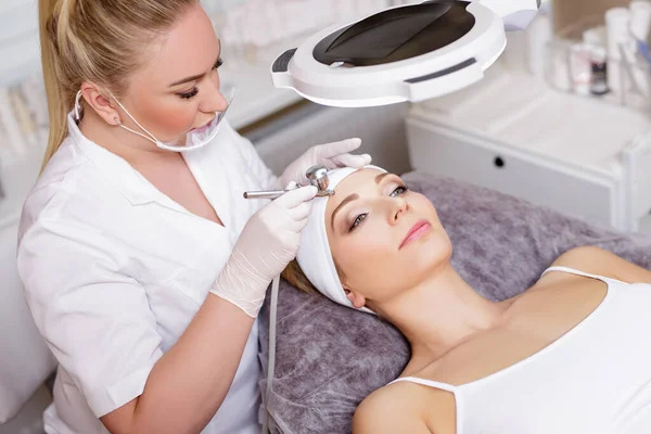 Retrato Belo Cosmetologista Fazendo Procedimento Oxigênio Facial Para Jovem Mulher — Fotografia de Stock