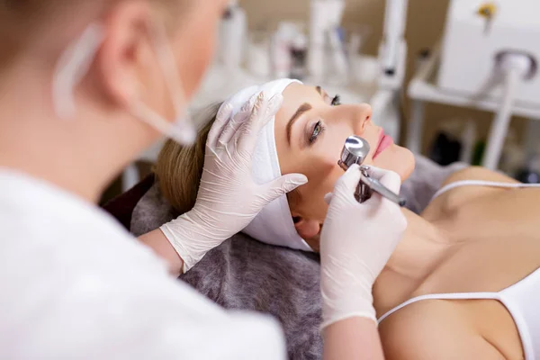 Close Portret Van Blonde Vrouw Krijgen Zuurstof Therapie Schoonheidssalon — Stockfoto